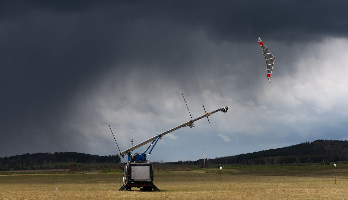 Din_A5_300dpi_Feldtest_Demonstrator_EK30_Rotationsstart_Totale_dramatischer Himmel_quer_Urheber-Karsten Bartel_copyright-EnerKíte_web