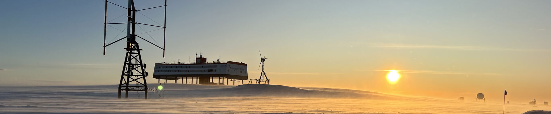 2024_real.times_Neumayer Station mit WKA