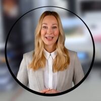 Eine Frau mit langen blonden Haaren. Anna