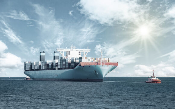 Containerschiff_Schlepper_Fotolia_93216555_XXL_lichtpunkt_bearb_web