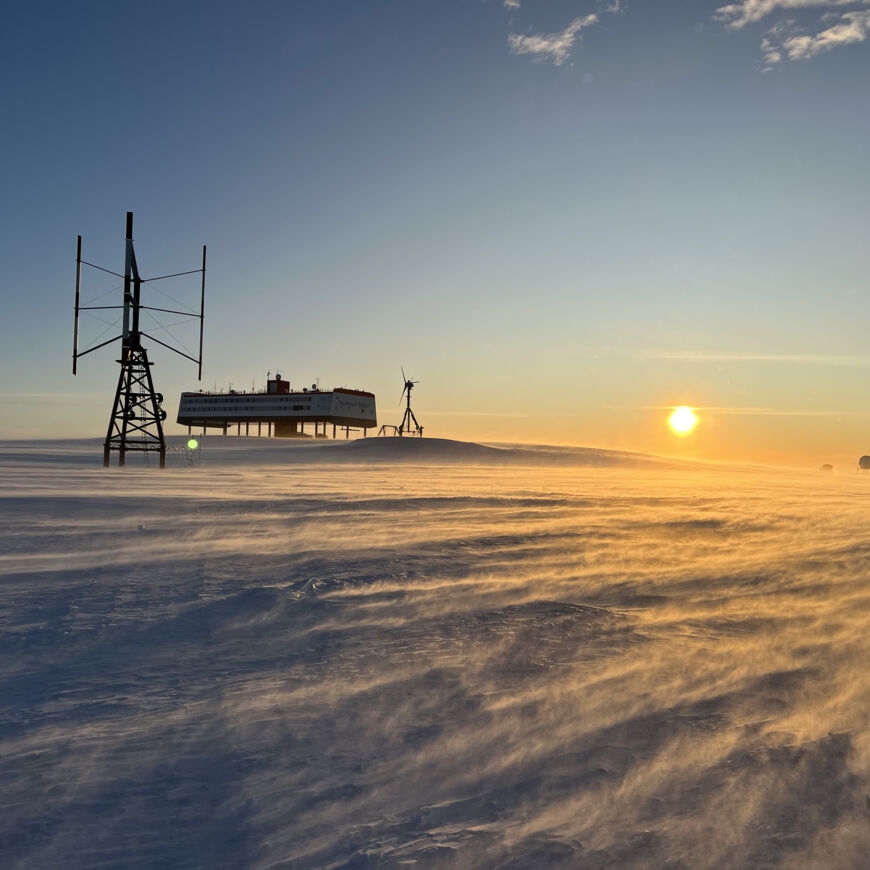 2024_real.times_Neumayer Station mit WKA