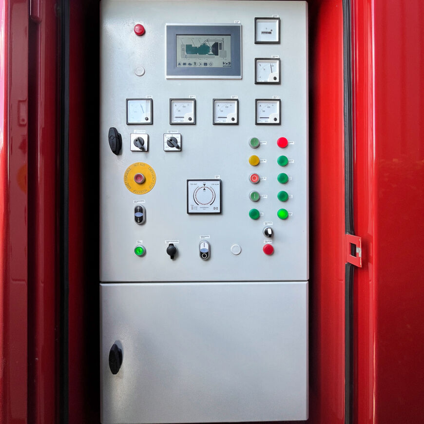 Für die Kühlung und Trocknung eines Blumen-Gewächshauses werden in den Sommermonaten täglich bis zu 2,6 MWh Energie benötigt. Das dafür installierte Energie-Management-System besteht aus einem Netzanschluss, einer PV-Anlage und einer Batterie. Bild: HOB Aggregaten 20250830_113902982_iOS_bearb_web