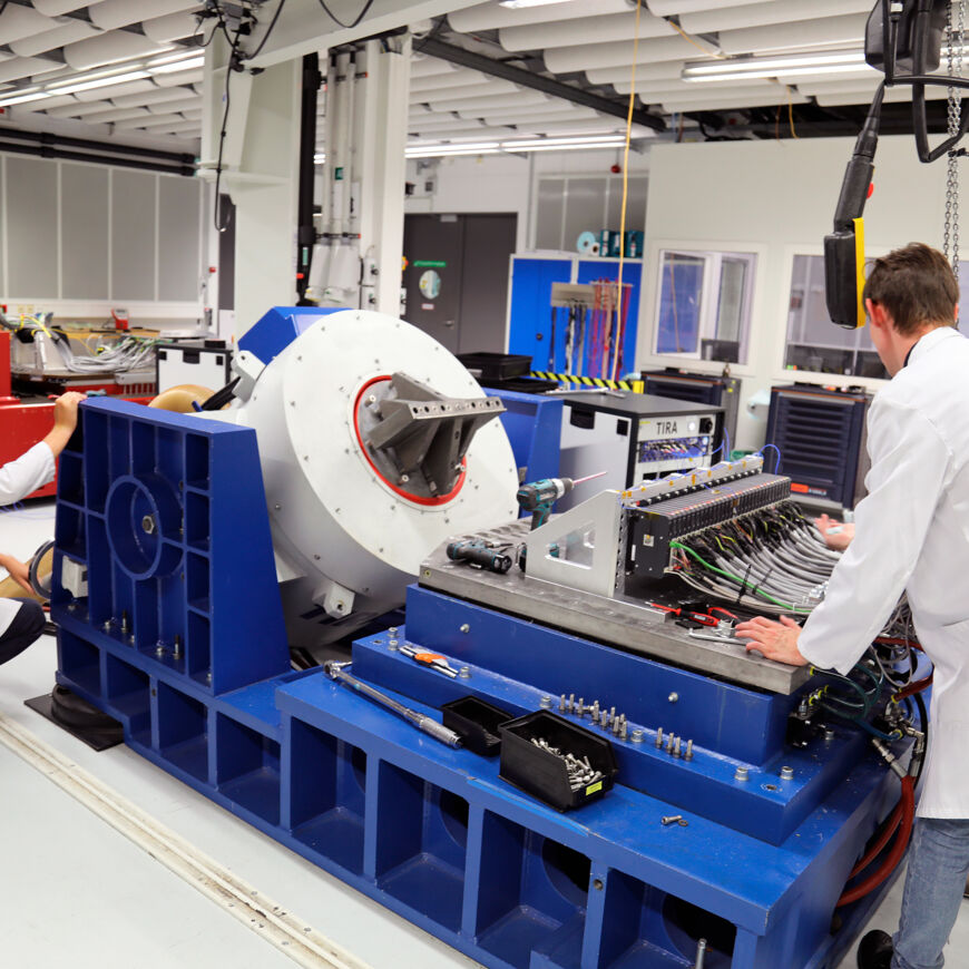 In a lengthy series of tests, Bachmann modules are subjected to continuous stress through vibration and shock. Bild 01_Testaufbau_bearb