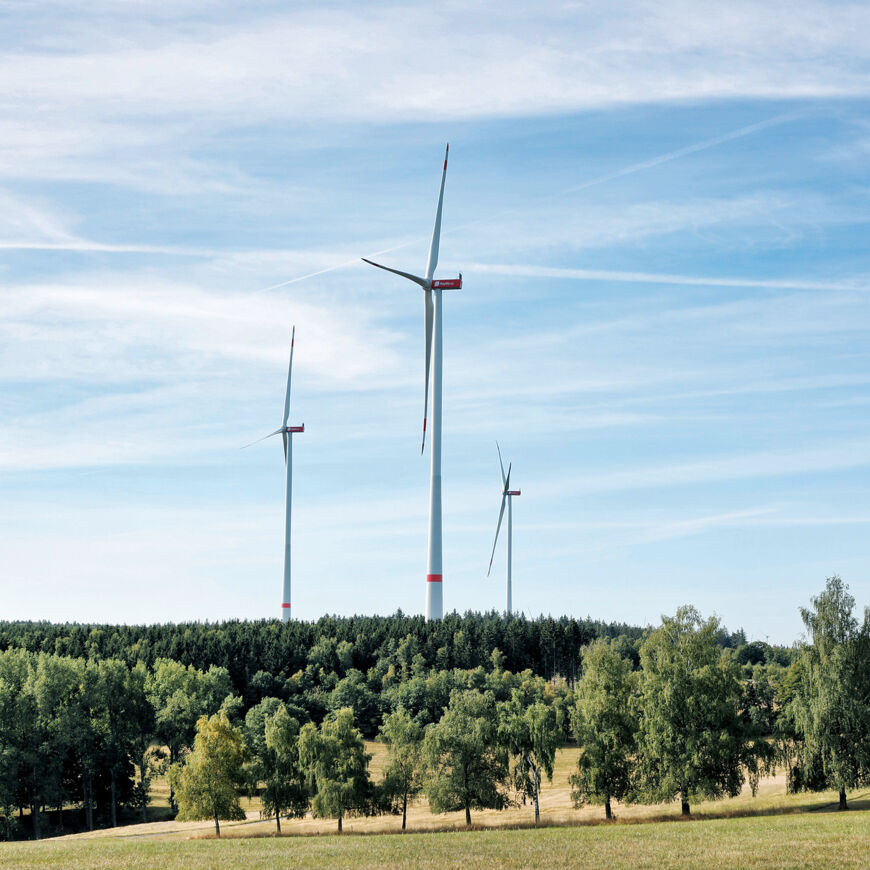 When connecting the new Perscheid Ost wind farm, unexpected difficulties arose in integrating the Nordex turbines into the Westnetz grid. Project developer BayWa r.e. Energieprojekte GmbH turned to Bachmann electronic in its search for a solution. SO7A8016_bearb_web