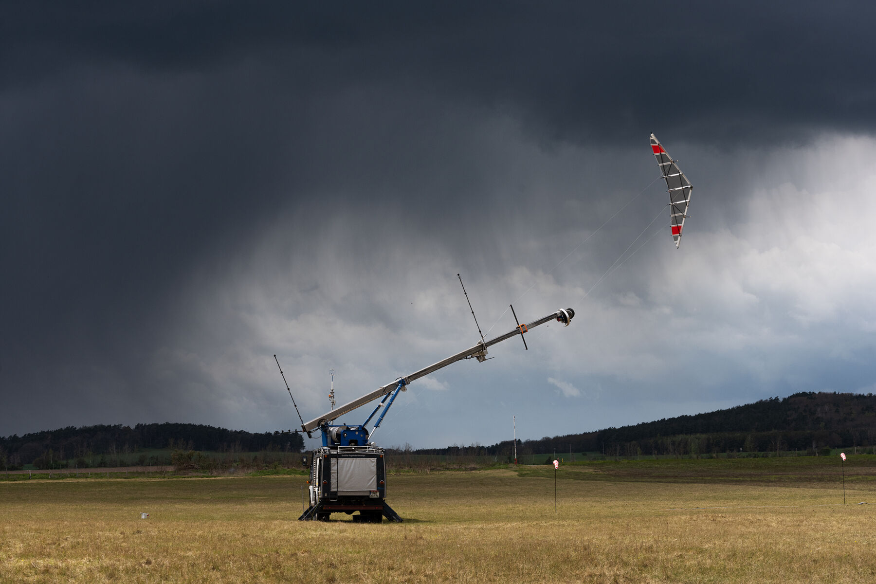 Din_A5_300dpi_Feldtest_Demonstrator_EK30_Rotationsstart_Totale_dramatischer Himmel_quer_Urheber-Karsten Bartel_copyright-EnerKíte_web